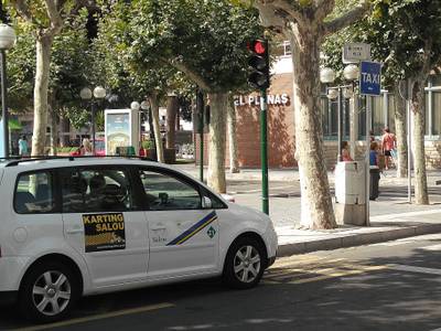 La Ordenanza del taxi vendrá complementada con la obtención de un certificado municipal especial de taxista en Salou y cursos de idiomas