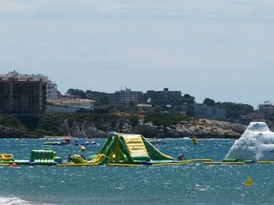 La playa de Levante de Salou ya dispone un año más de plataforma con hinchables