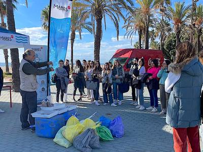 La playa de Llevant de Salou, objeto de una acción de sensibilización ambiental