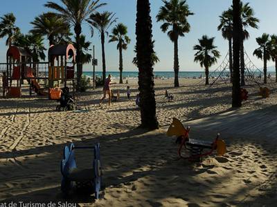La playa de Ponent acoge la XXI edición del 'Juguemos en la Playa'