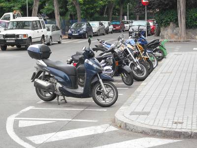 La Policía Local de Salou activa del 10 al 15 de julio, 'Motocivismo en Salou: prevención, civismo y seguridad en motos y ciclomotores', con el aumento de 44 nuevas plazas gratuitas de estacionamiento