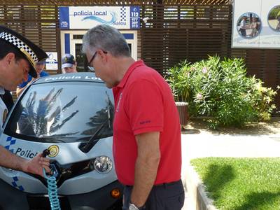 La Policía Local de Salou amplía la flota de coches con un vehículo eléctrico para dar un mejor servicio a la zona de playa