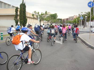 La Policía Local de Salou clausura el programa de educación vial con una 'bicicletada infantil
