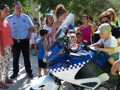 La Policía Local de Salou y los servicios de salvamento y socorrismo visitan el Casal Xic 's