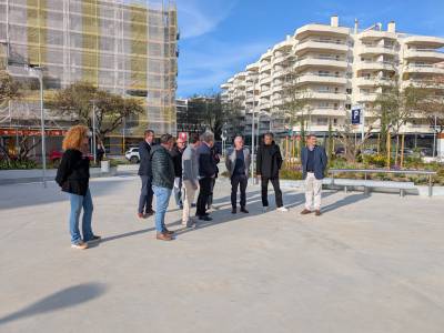 La renovada plaza Corona de Aragón de Salou gana vegetación, sombra y protagonismo ciudadano