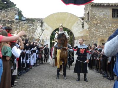 La salida del Rey Jaume I desde la Torre Vella reúne a cientos de curiosos