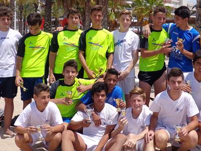 La XX edición del 'Juguemos en la Playa' reúne unos 250 participantes alrededor del deporte