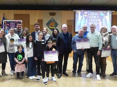 Las 'colles' Associació Slot Salou, Picardies y Confetti ganan el concurso del Cós Blanc de Salou 2023