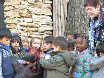 Las escuelas de Salou visitan la Masía Catalana para conocer de cerca la muestra de aves de corral y bestiario autóctono catalán