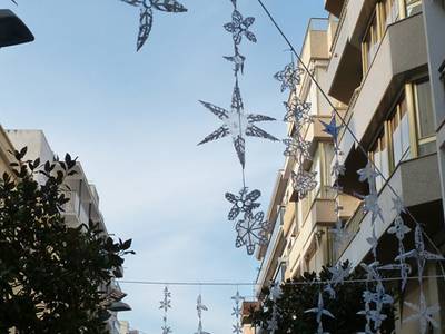 Las escuelas e institutos de Salou se suman a la Navidad montando una exposición de arte urbano con materiales reciclados