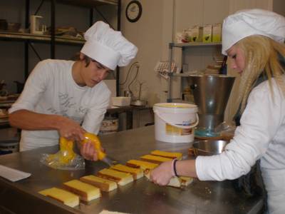 Los alumnos de la UEC de Salou aprenden pastelería