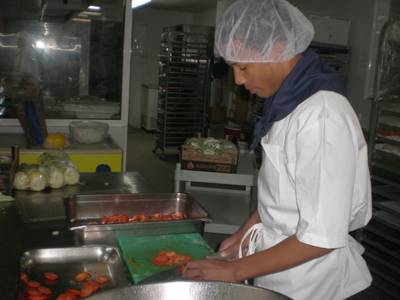 Los alumnos de la UEC de Salou aprenden técnicas de cocina y buffet en la cadena Best Hoteles