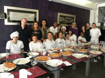 Los alumnos de la UEC viven la restauración de cerca con un curso de cocina en el Portofino de Salou