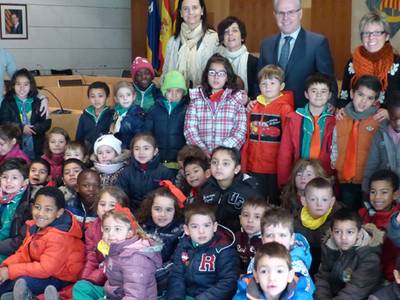 Los alumnos de P5 de la escuela Santa María del Mar visitan el Ayuntamiento