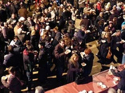 Los ciudadanos de Salou se reúnen en la Masía Catalana para probar el caldo de Navidad