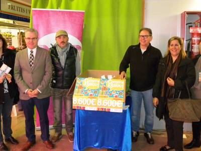 Los dos ganadores de la campaña navideña ' Compra en Salou!' recibirán vales de compra para canjear en los comercios locales