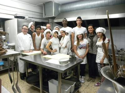 Los estudiantes de la UEC aprenden técnicas de cocina en el restaurante Albatros de Salou
