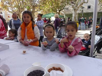 Los más pequeños de Salou aprenden a hacer panellets
