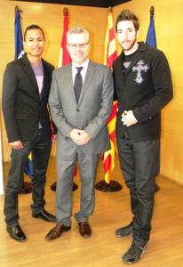 Los músicos salouenses Ander & Rossi presentan su trabajo discográfico al alcalde
