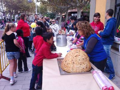 Los niños y niñas de Salou cocinan un ' panellot ' de más de 37 kilos