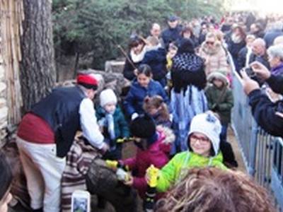 Los niños y niñas de Salou hacen cagar el tió en la Masía Catalana