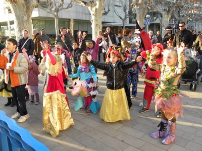 Los niños y niñas de Salou participan en el carnaval infantil