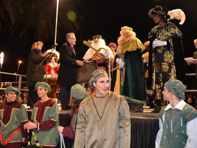 Los niños y niñas de Salou saludan ilusionados a Sus Majestades los Reyes de Oriente