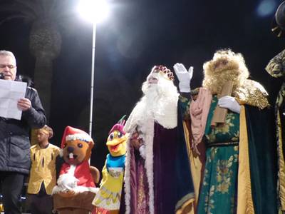Los tres Reyes Magos han llegado al puerto deportivo de Salou ante la atenta mirada de muchos niños