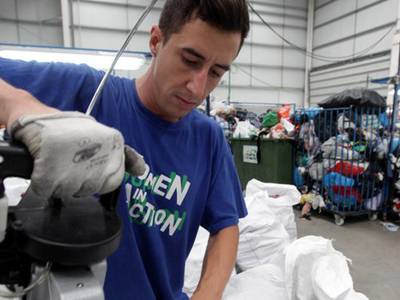 Los vecinos de Salou reciclaron un 2% más de ropa durante 2014