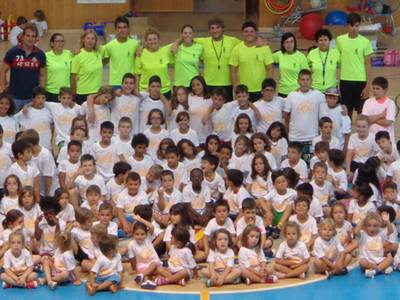 Más de 120 niños y niñas de Salou finalizan la primera quincena de la escuela deportiva de iniciación de verano 2015