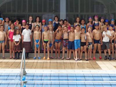 Más de 230 niños reciben los diplomas del programa de natación para las escuelas