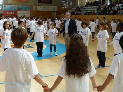 Más de 300 niños y niñas de Salou bailan sardanas para Sant Jordi