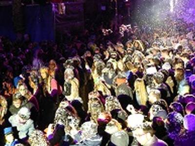 Más de 32.000 personas disfrutan de la fiesta del confeti en Salou, el Cós Blanc