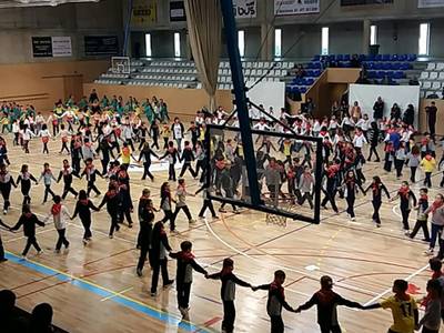 Más de 350 alumnos de las escuelas de Salou bailan sardanas conjuntamente