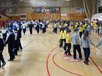 Más de 350 alumnos de las escuelas de Salou bailan sardanas conjuntamente por la Fiesta Mayor