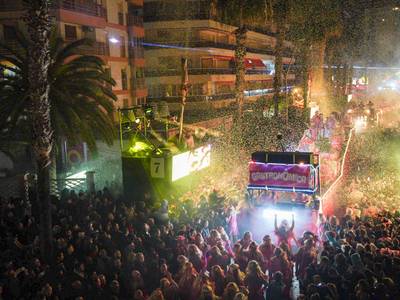 Más de 50 mil personas llenan el Paseo Jaume I de Salou para disfrutar del Cós Blanc