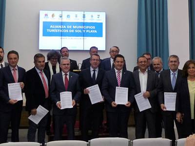 Ocho municipios de siete costas españolas, líderes del sol y playas, se alían para impulsar su recualificación y ser más competitivos