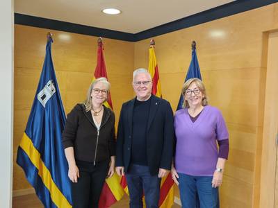 Pere Granados agradece la tarea del Grup de Dones con el árbol de ganchillo