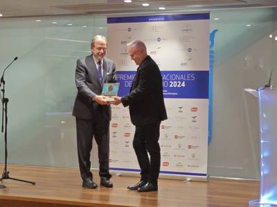 Pere Granados entrega en Madrid un premio a Juan Luis Cebrián, fundador de El País