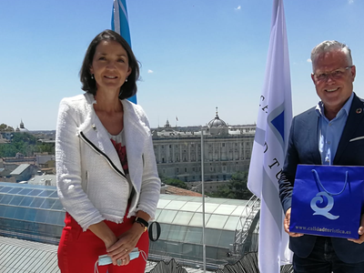 Pere Granados recoge la bandera 'Q de Calidad Turística', que reconoce la buena gestión de las playas de Llevant y Ponent y los servicios que ofrecen