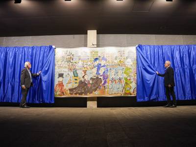 Pilarín Bayés exhibe escenas históricas de Salou en un mural