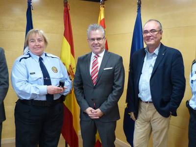Pin de plata por los más de 25 años de servicio de la Policía Local Silvia Roca