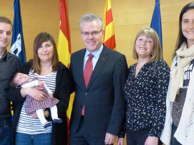 Recepción al primer bebé nacido en Salou en el 2015