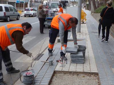 S’inicien treballs de millora a les voreres de Carles Buïgas, previs a la reconversió d’aquest estiu