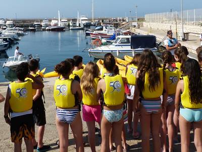 Salou apuesta para que los jóvenes de las escuelas conozcan los deportes náuticos a través del programa 'Acércate al mar'