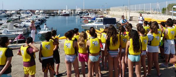 Salou apuesta para que los jóvenes de las escuelas conozcan los deportes náuticos a través del programa 'Acércate al mar'