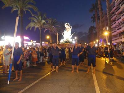 Salou cierra las Nits Daurades con la procesión de la Virgen y el castillo pirotécnico, ante miles de personas, en la calle