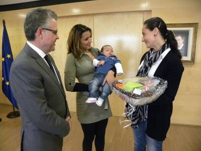Salou convierte en socio honorífico del Club Xic 's el primer bebé del año del municipio