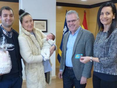 Salou da la bienvenida a la primera salouense del año 2017