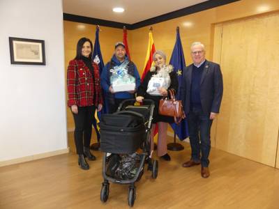 Salou da la bienvenida al primer salouense nacido en 2023